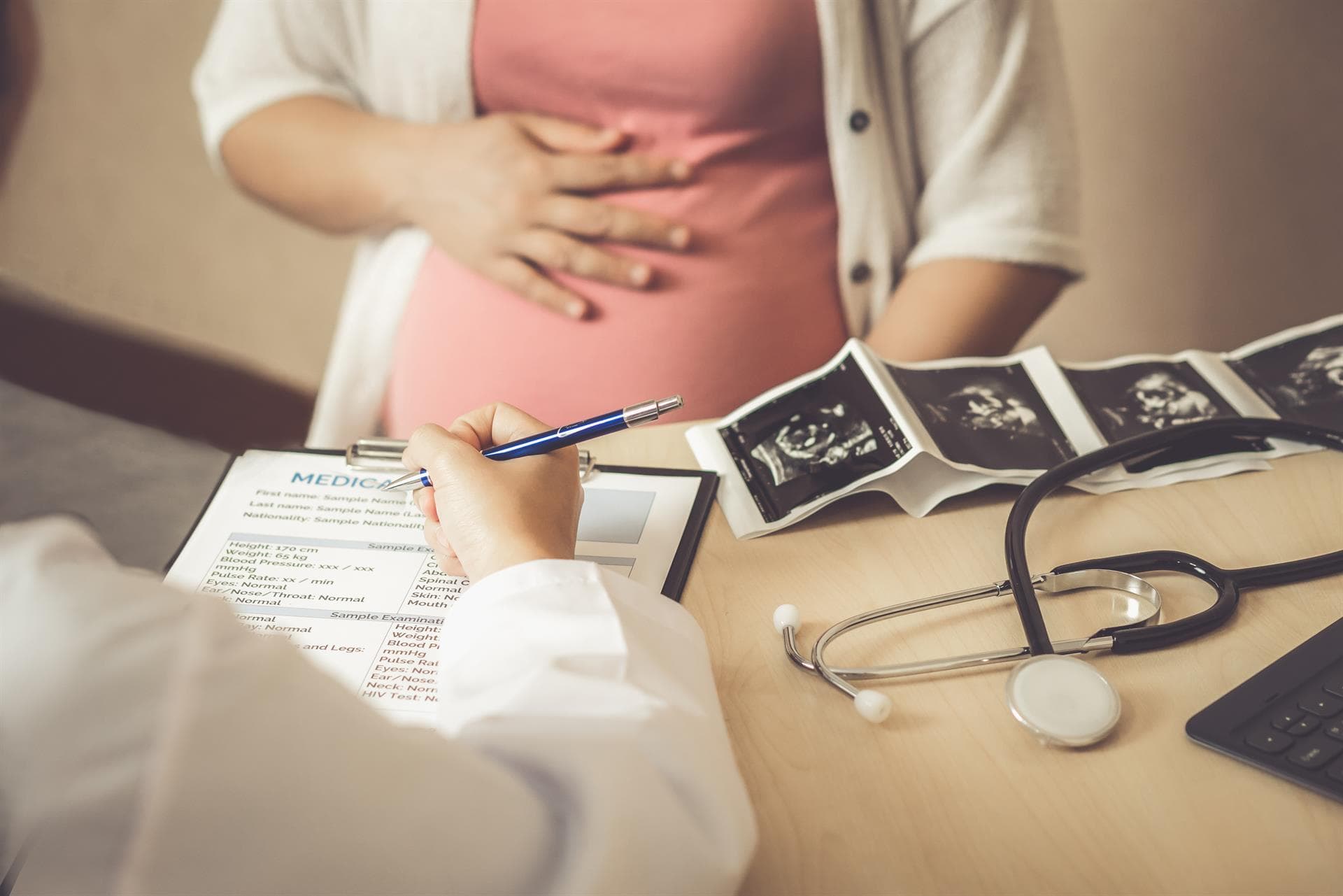 ¿Qué pruebas se realizan durante el seguimiento del embarazo en Vigo?